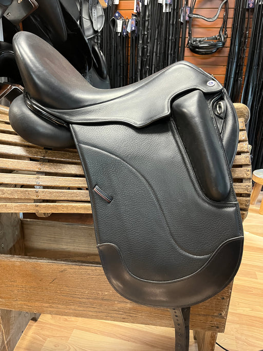 Aiken Tack Exchange - $2,495.00 2012 Custom Saddlery Wolfgang Constanze  Monoflap Dressage Saddle, 18 Seat, Adjustable Tree, Wool Flocked Pony  Panels 🤠🐎 Click here for more information and photos