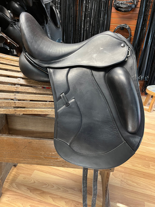 Aiken Tack Exchange - $2,495.00 2012 Custom Saddlery Wolfgang Constanze  Monoflap Dressage Saddle, 18 Seat, Adjustable Tree, Wool Flocked Pony  Panels 🤠🐎 Click here for more information and photos